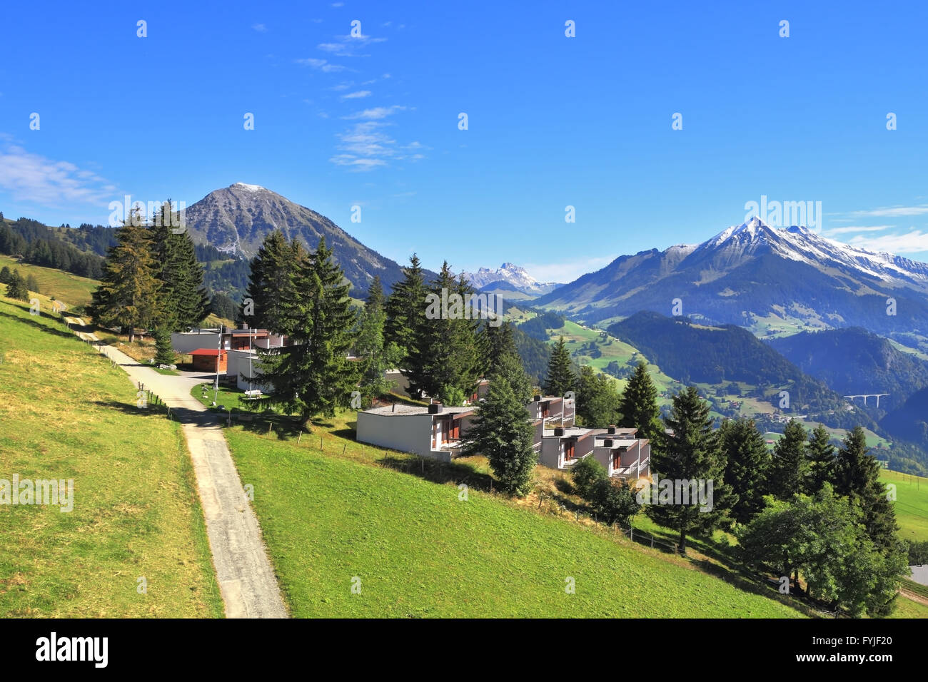 Météo magnifiques dans la ville touristique de Leysin, dans les Alpes suisses. Doux pittoresques prairies alpines et Maisons rurales Chalets Banque D'Images