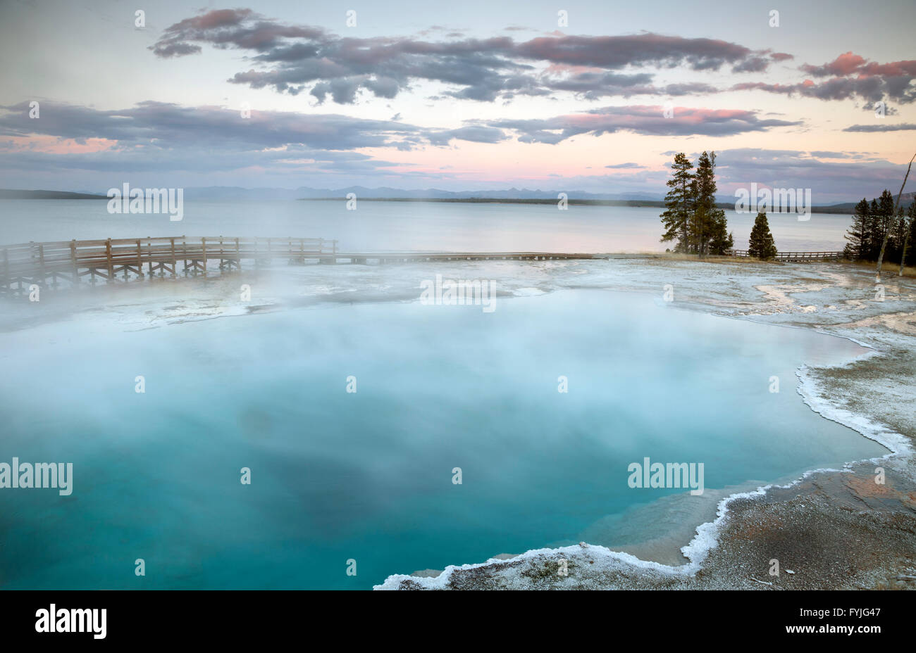 WYOMING - soirée au Black Pool sur la rive du lac Yellowstone dans le West Thumb Geyser Basin dans le Parc National de Yellowstone. Banque D'Images
