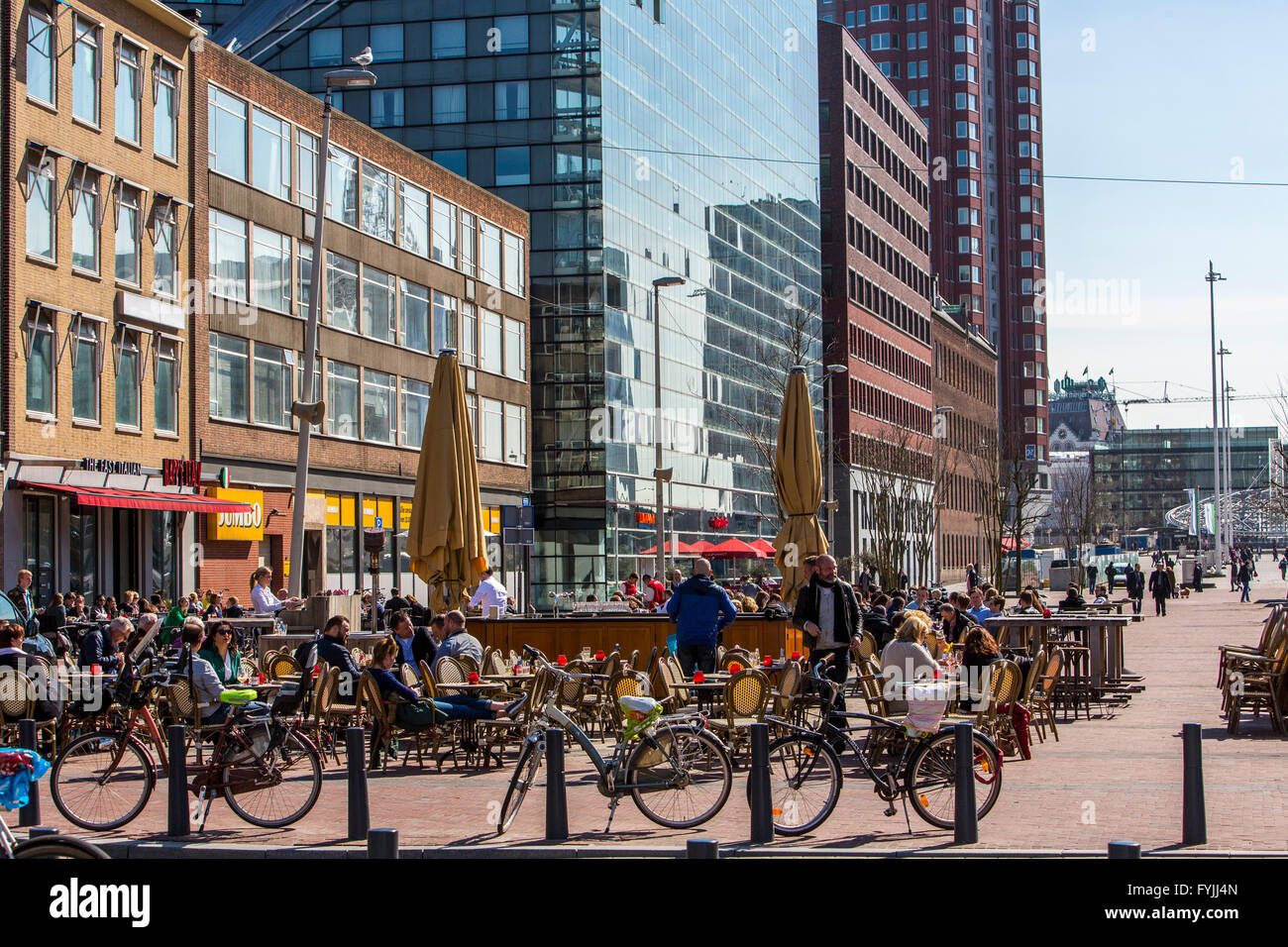 Les cafés et restaurant sur Binnenrotte street, downtown, Rotterdam, Pays-Bas, Banque D'Images
