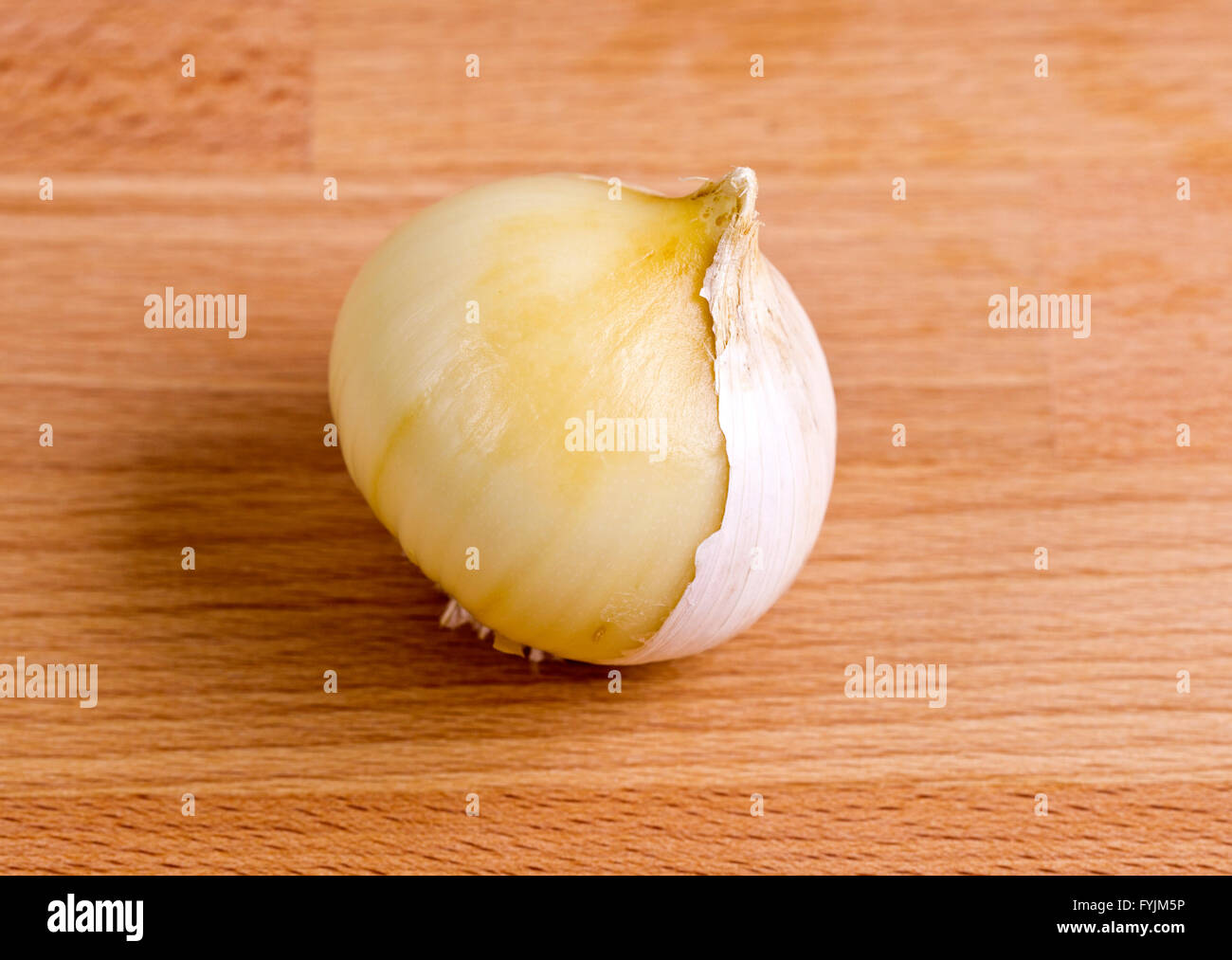 Frais pelés demi-gousse d'ail unique, aussi connu sous le nom de pearl ou l'Ail Ail en solo, est une variété d'origine une saucisse végétarienne traditionnelle galloise fro Banque D'Images