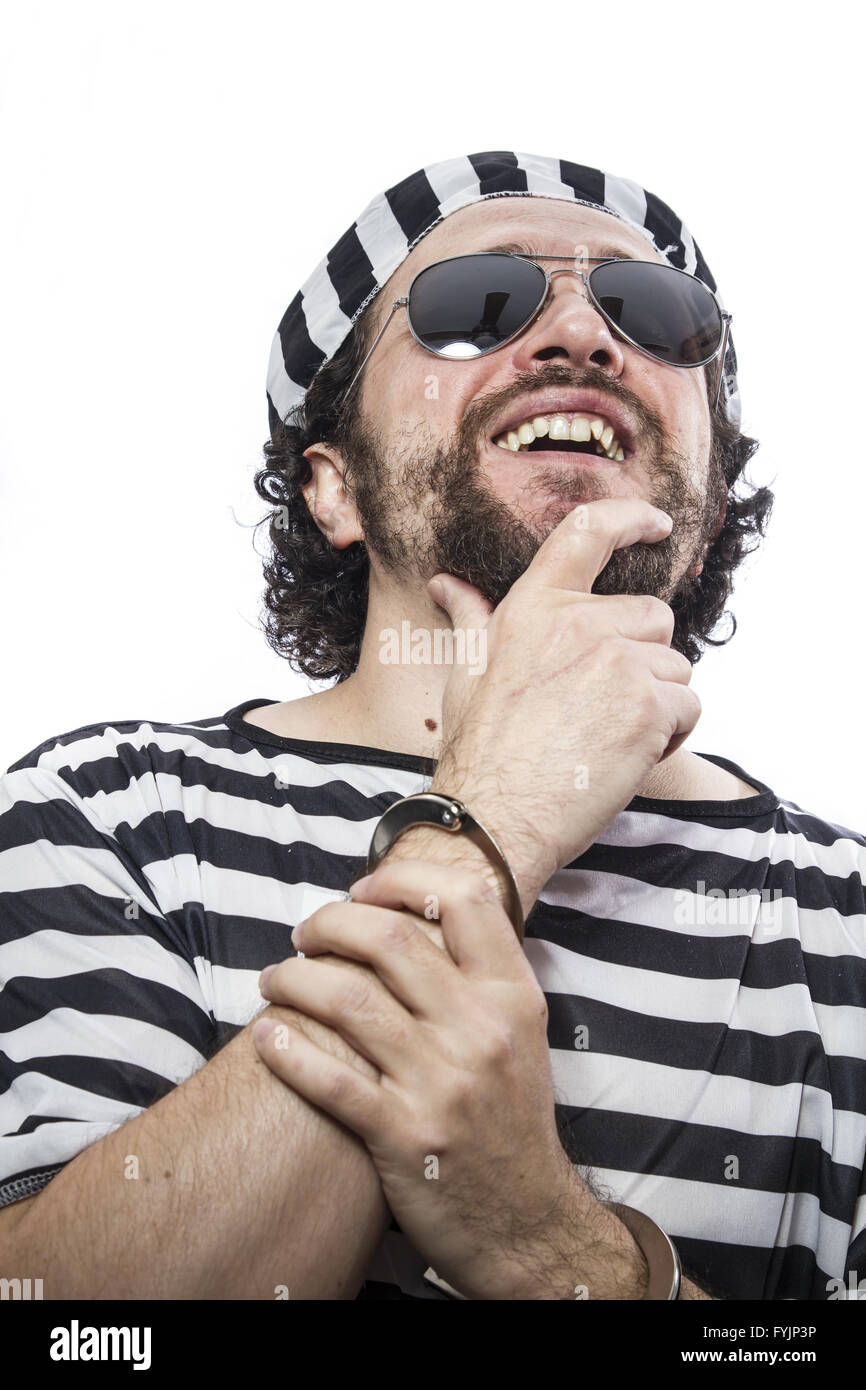 Prison, désespéré, portrait d'un homme détenu en prison tenue, sur fond blanc Banque D'Images