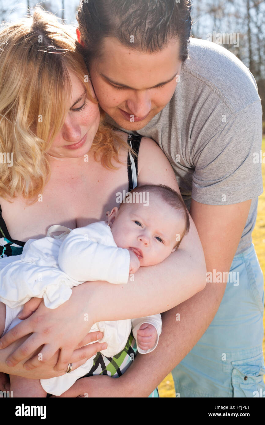 Les jeunes parents et leur fille Banque D'Images