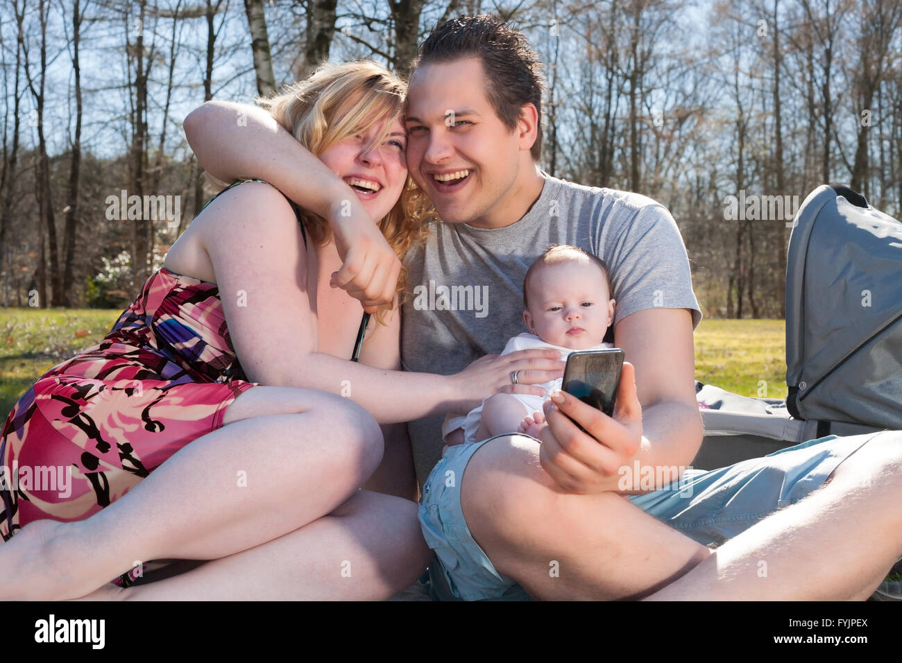 Smiling family prend un selfies Banque D'Images