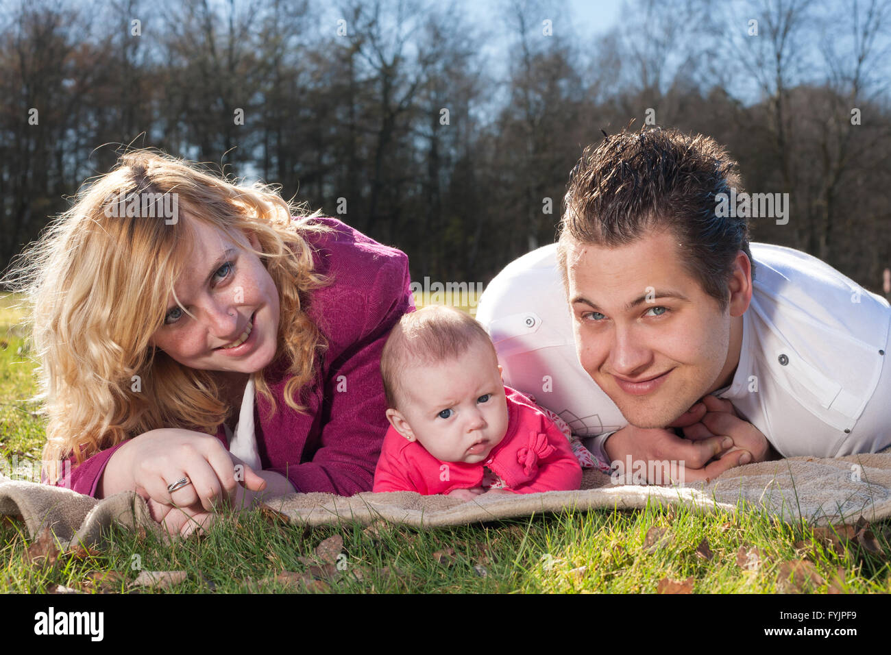Famille heureuse sur une couverture Banque D'Images