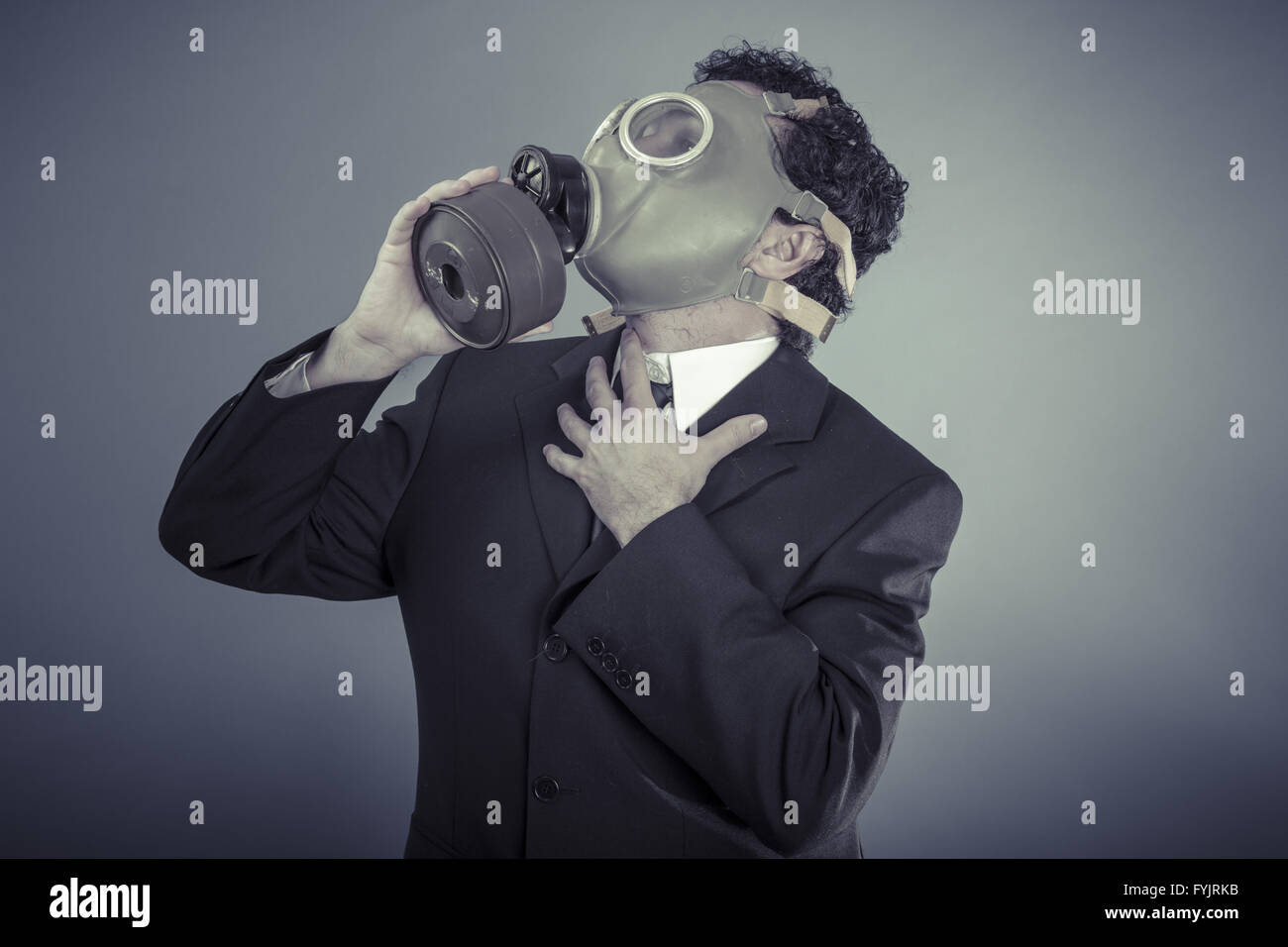 Apocalypse, homme d'affaires portant un masque gask, pollution concept Banque D'Images