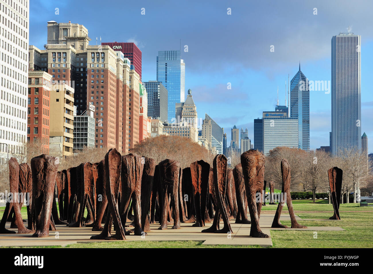 Une partie de l'horizon de Chicago est éclairé sous quelques nuages bas qui s'élèvent au-delà de Grant Park dans le centre-ville de Chicago, Illinois, USA. Banque D'Images