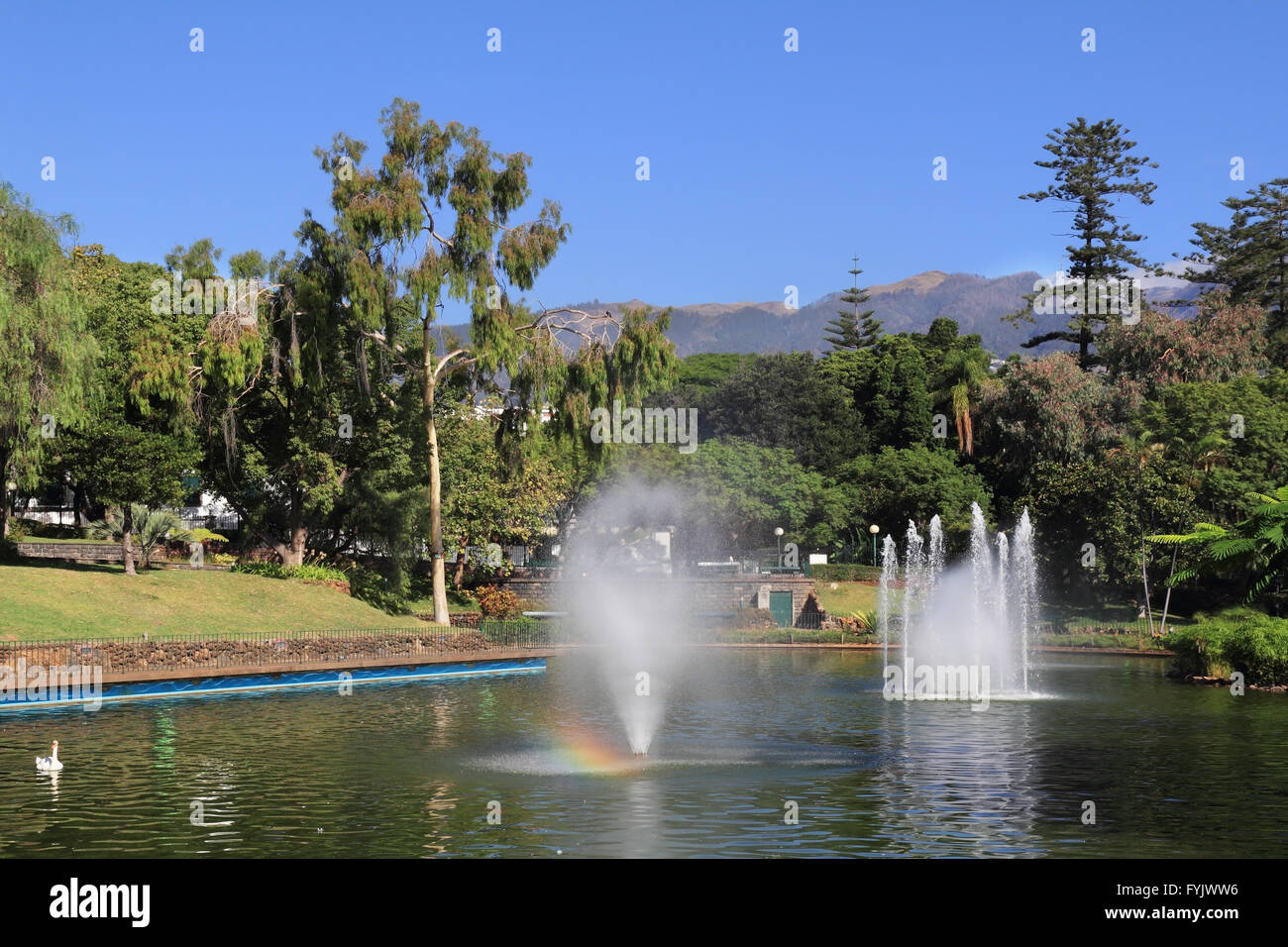 Lac pittoresque avec des fontaines et un arc-en-ciel Banque D'Images