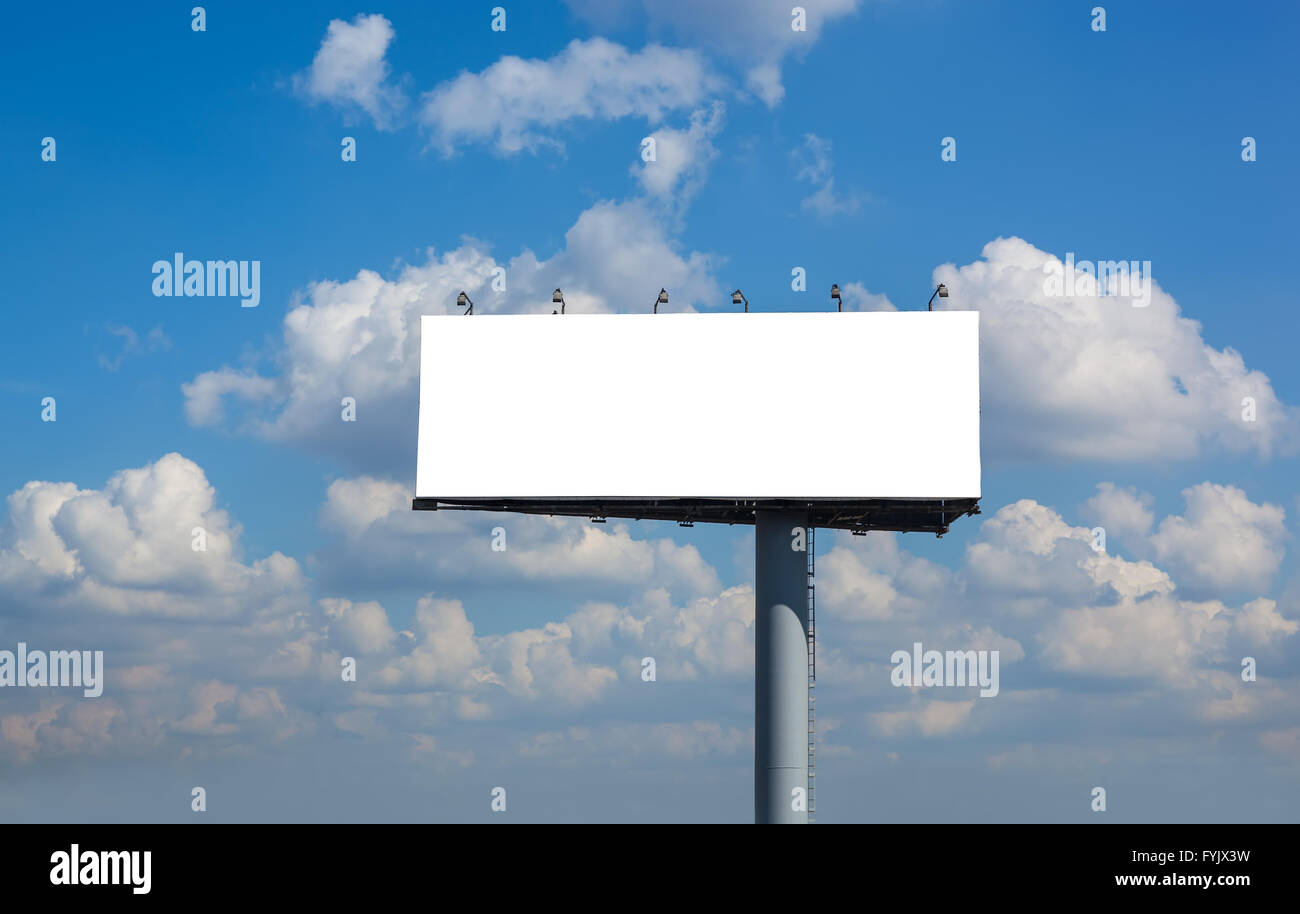 Blank billboard on blue sky Banque D'Images