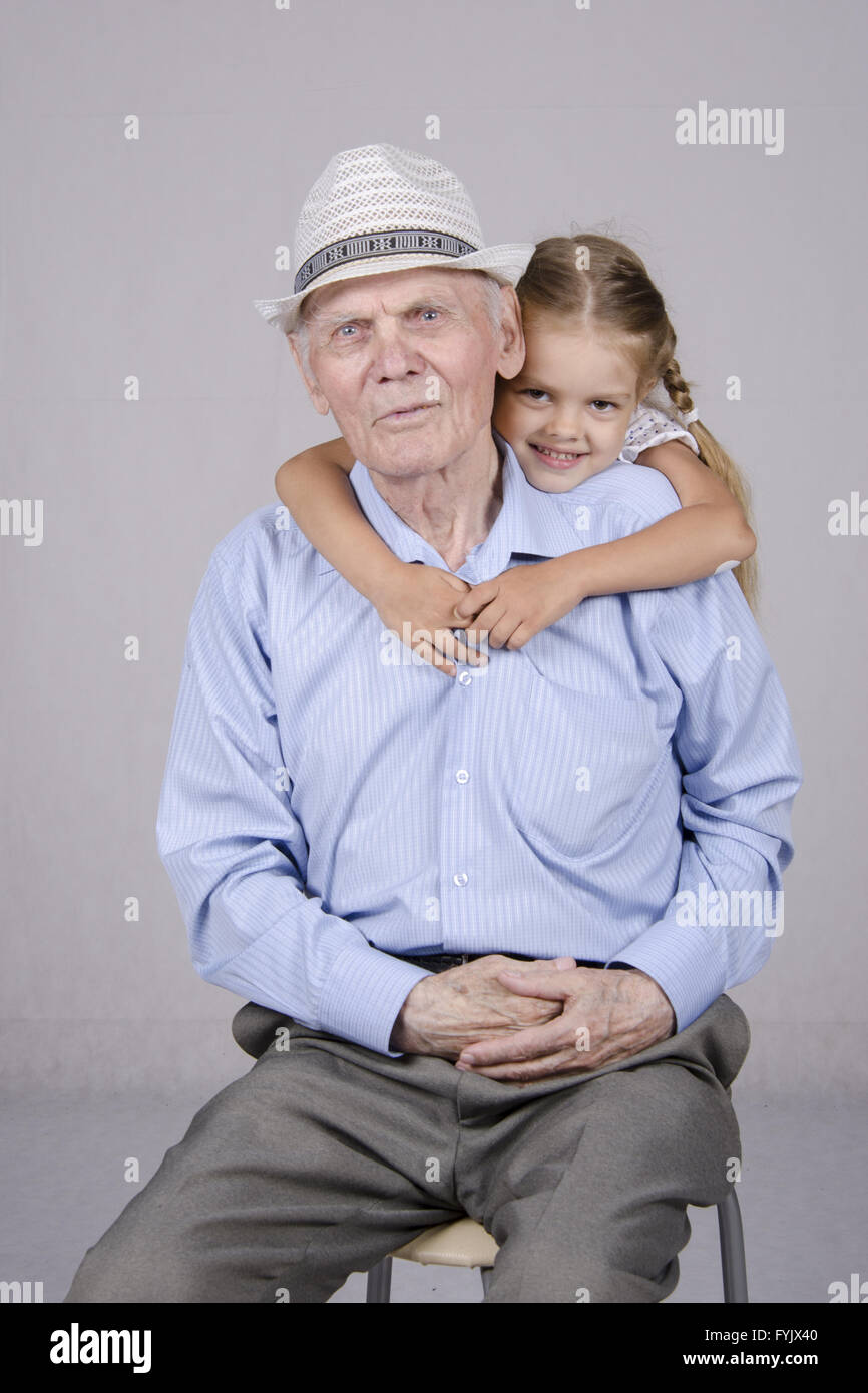Portrait d'un vieil homme de 80 ans, petite-fille Banque D'Images