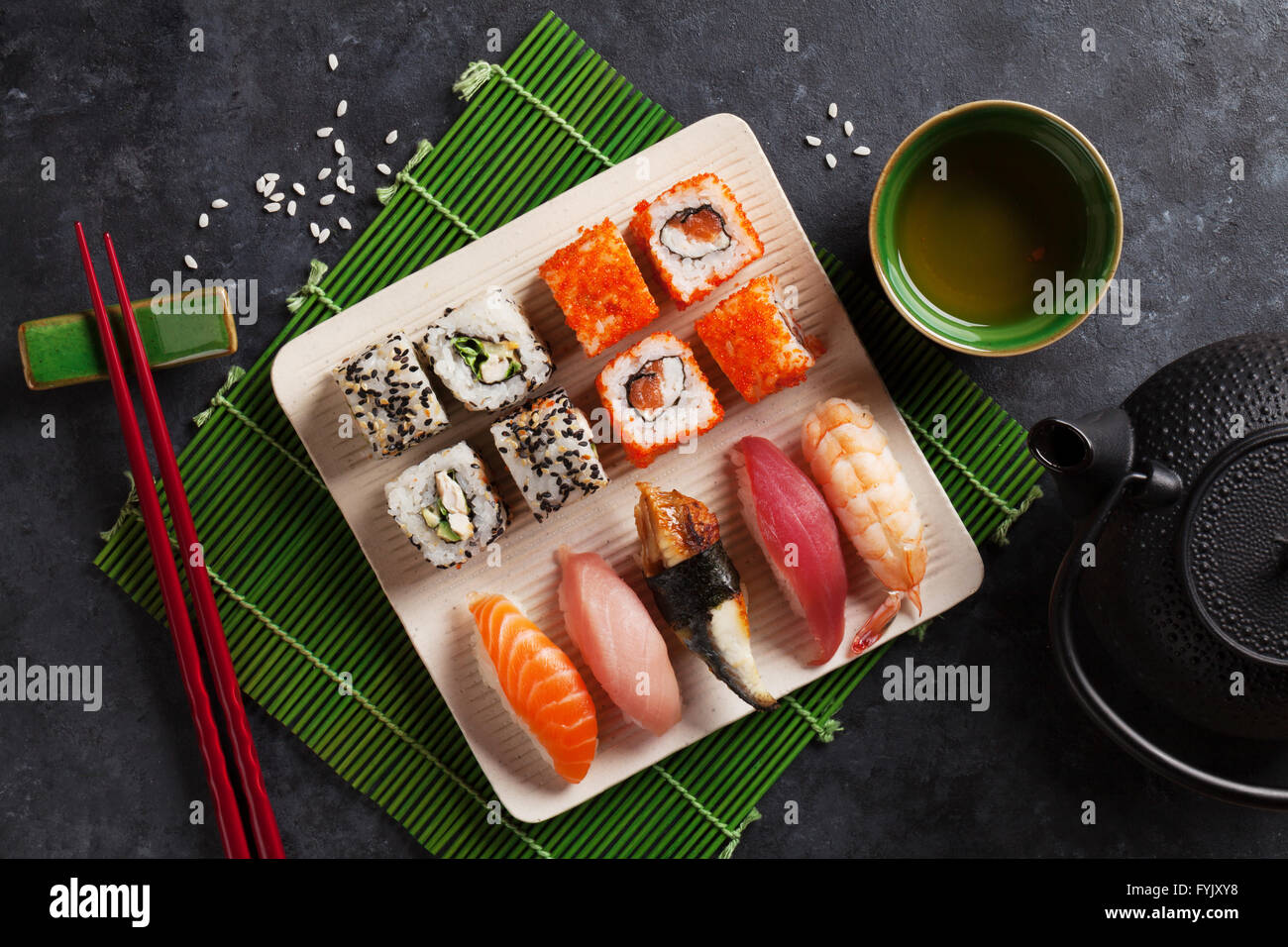 Ensemble de sushi, maki et thé vert sur table en pierre. Vue d'en haut Banque D'Images