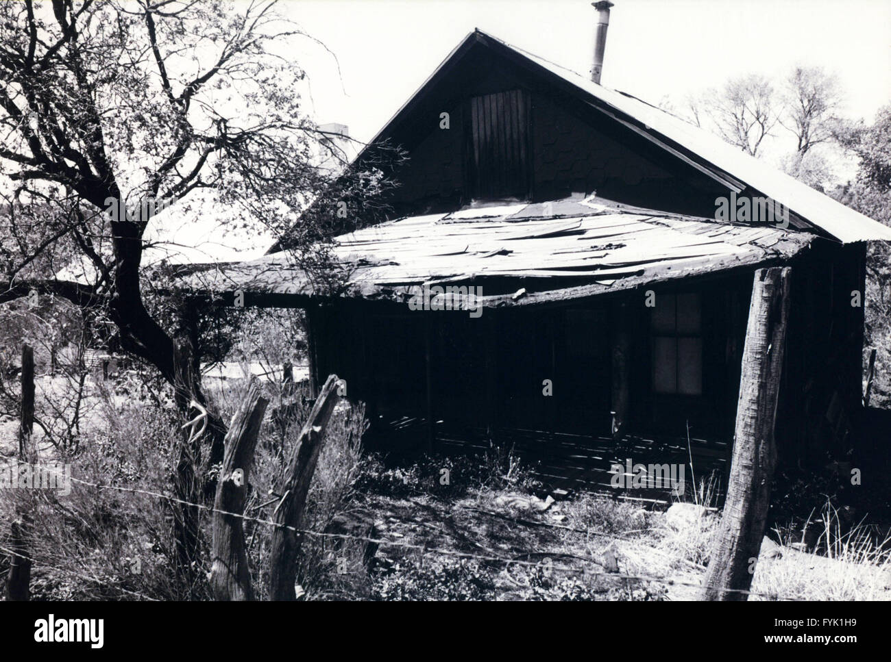 Creepy fantomatique, vieille maison avec une véranda en panne dans le désert de l'Arizona. Banque D'Images