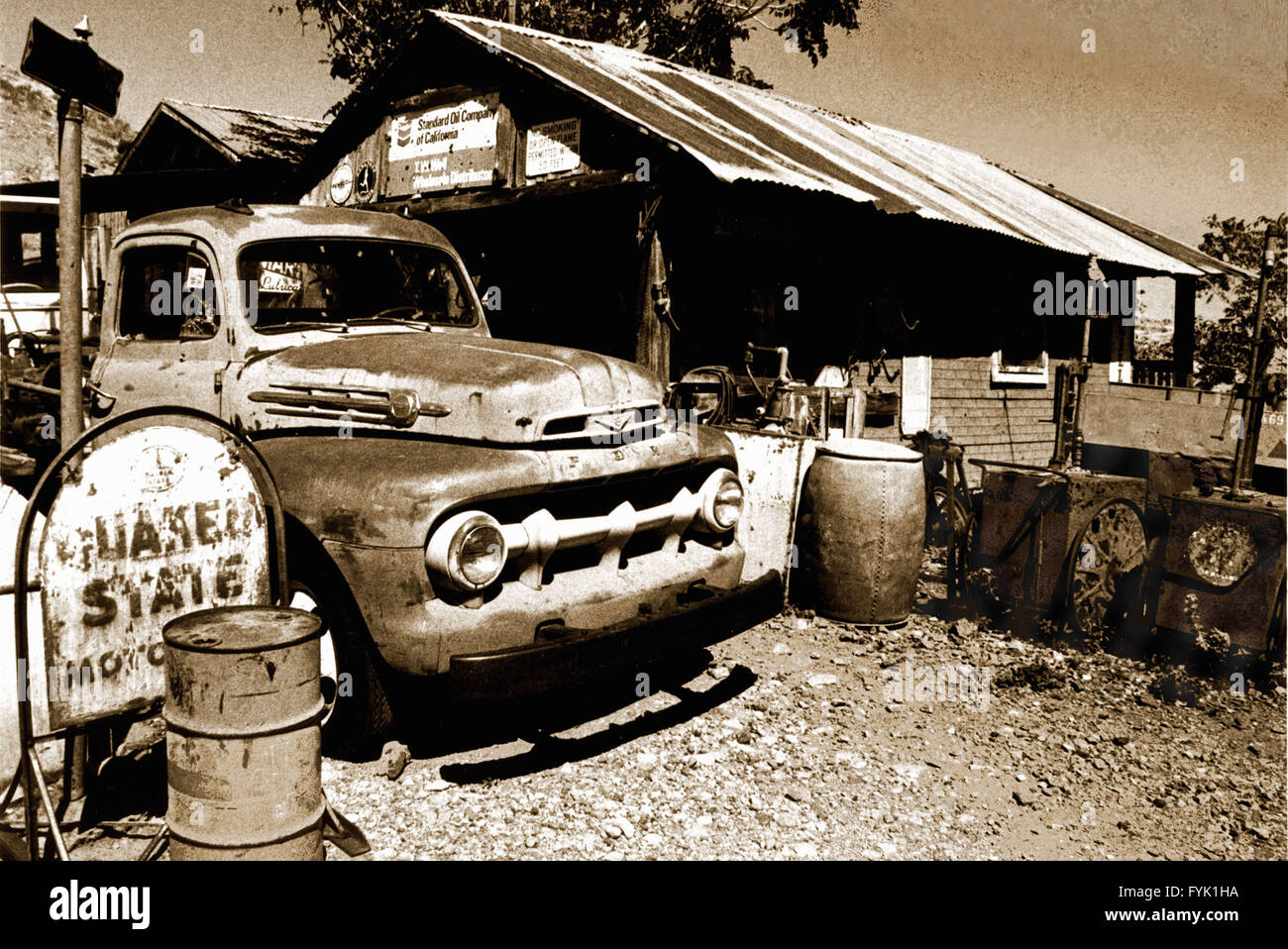 Début des années 1950 Ford F100 pick-up à la pompe à essence à une ancienne ville minière du sud-ouest USA's general store. Banque D'Images