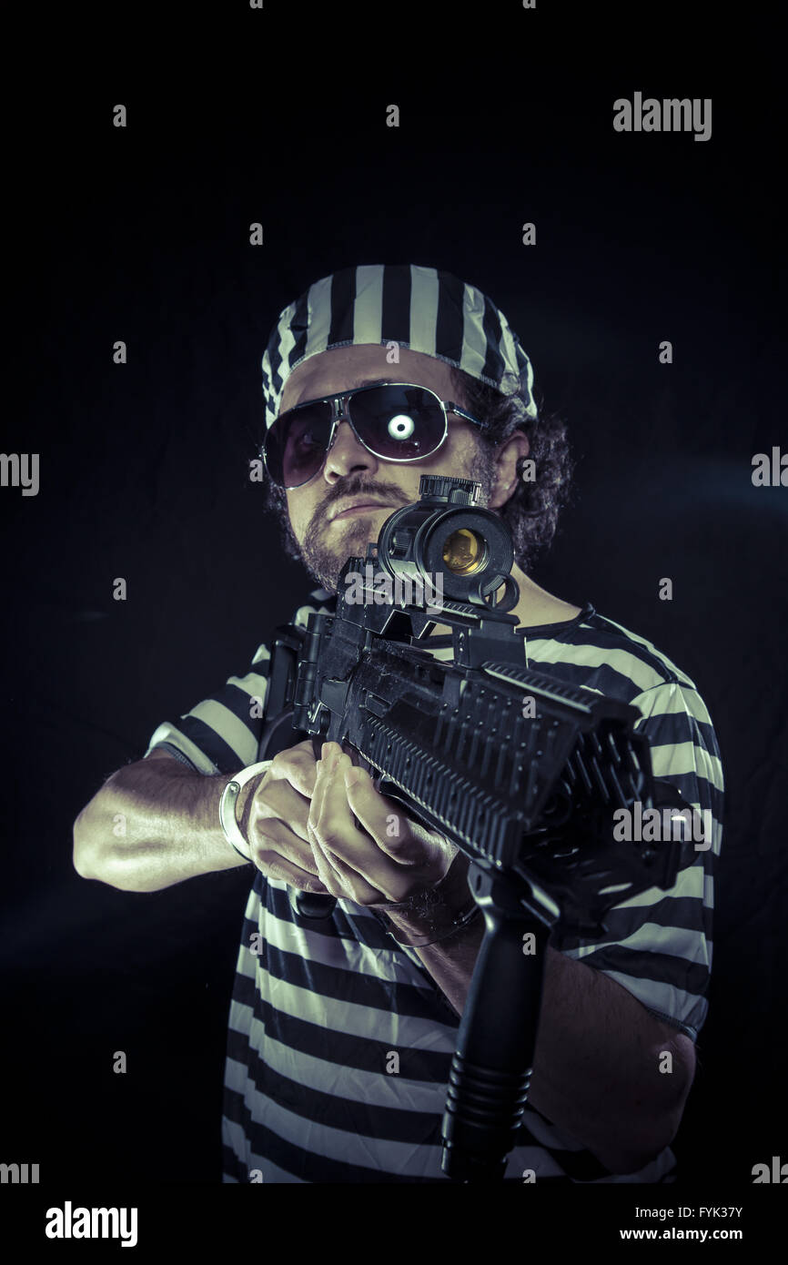 Émeute, prisonnier dans une prison avec une mitrailleuse Banque D'Images