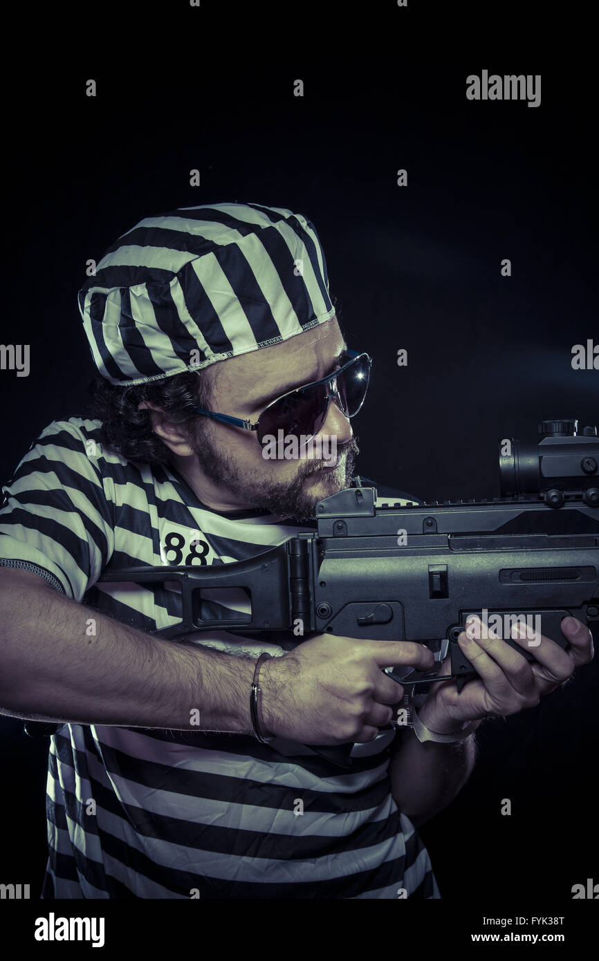 Lutte, prisonnier dans une prison avec une mitrailleuse Banque D'Images