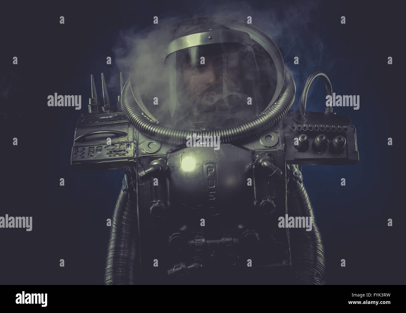 L'homme dans l'espace du robot silver armor Banque D'Images