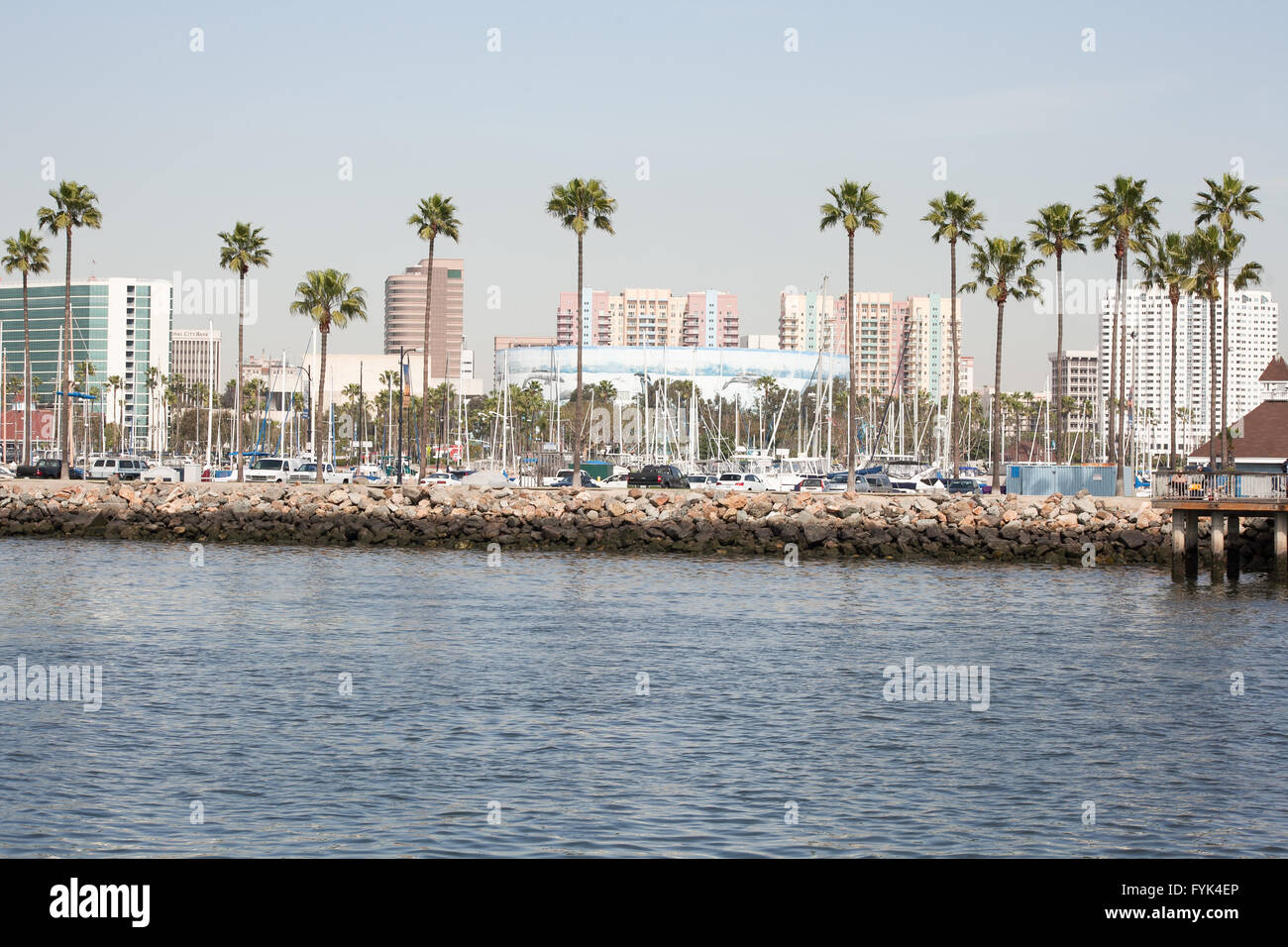 Le beau rivage de yachts, voiliers, des palmiers et de l'architecture afficher la ville de Long Beach, CA Banque D'Images
