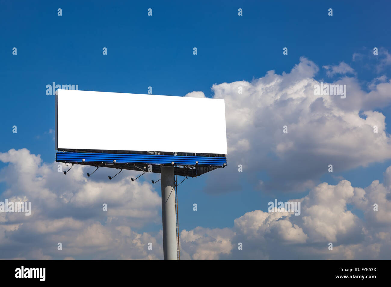 Blank billboard sur ciel bleu avec des nuages Banque D'Images