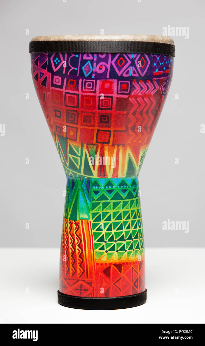 Tambour tribal isolé sur fond blanc Banque D'Images