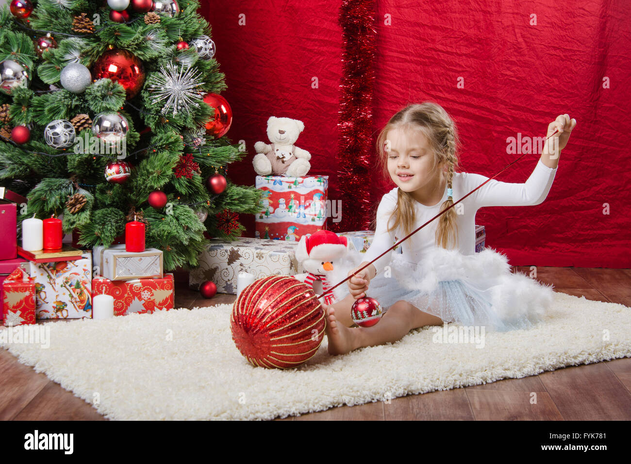 Fille de cinq ans avec des ballons near Christmas Tree Banque D'Images