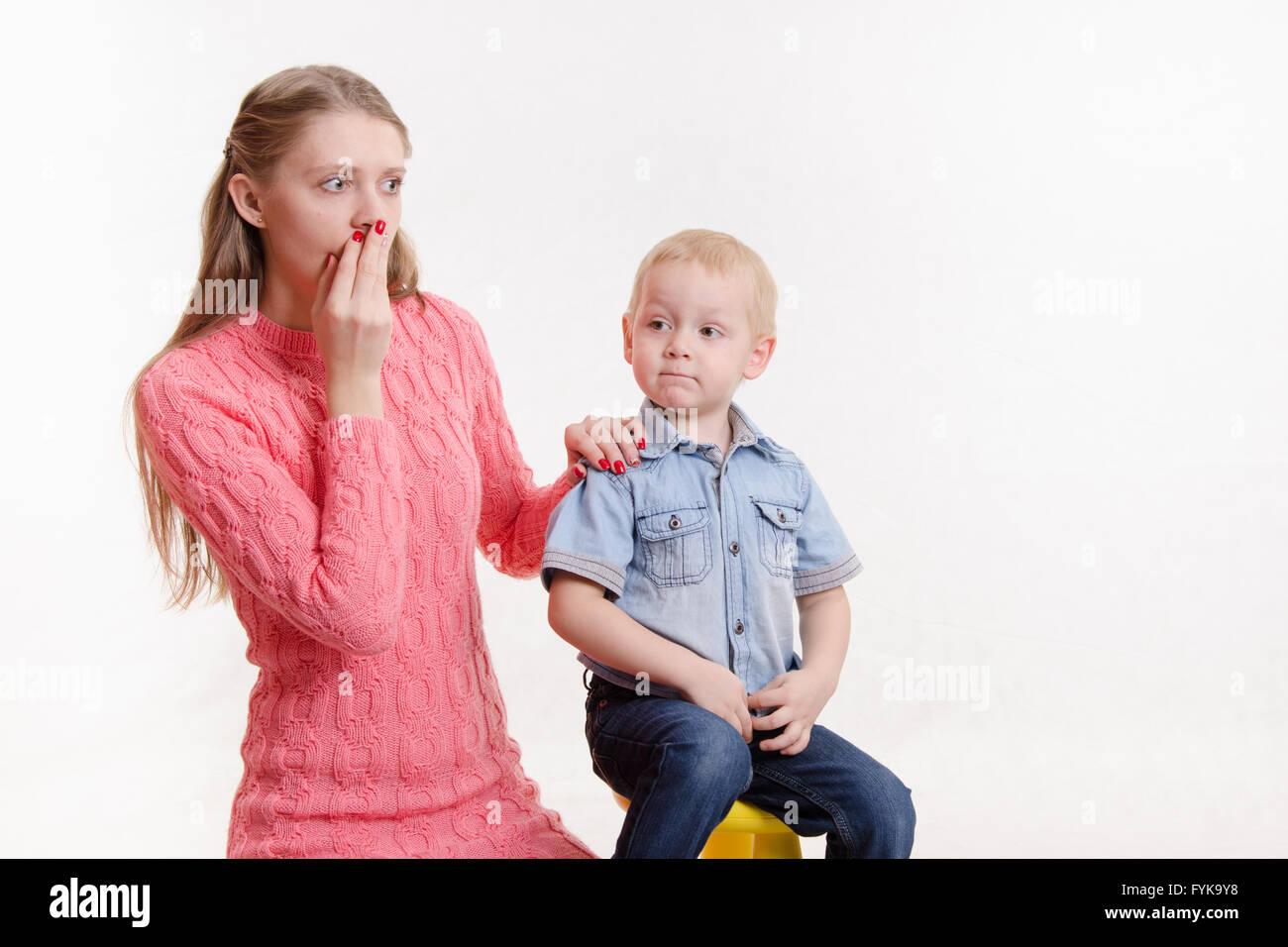 Maman ne sait pas quoi faire avec votre enfant Banque D'Images