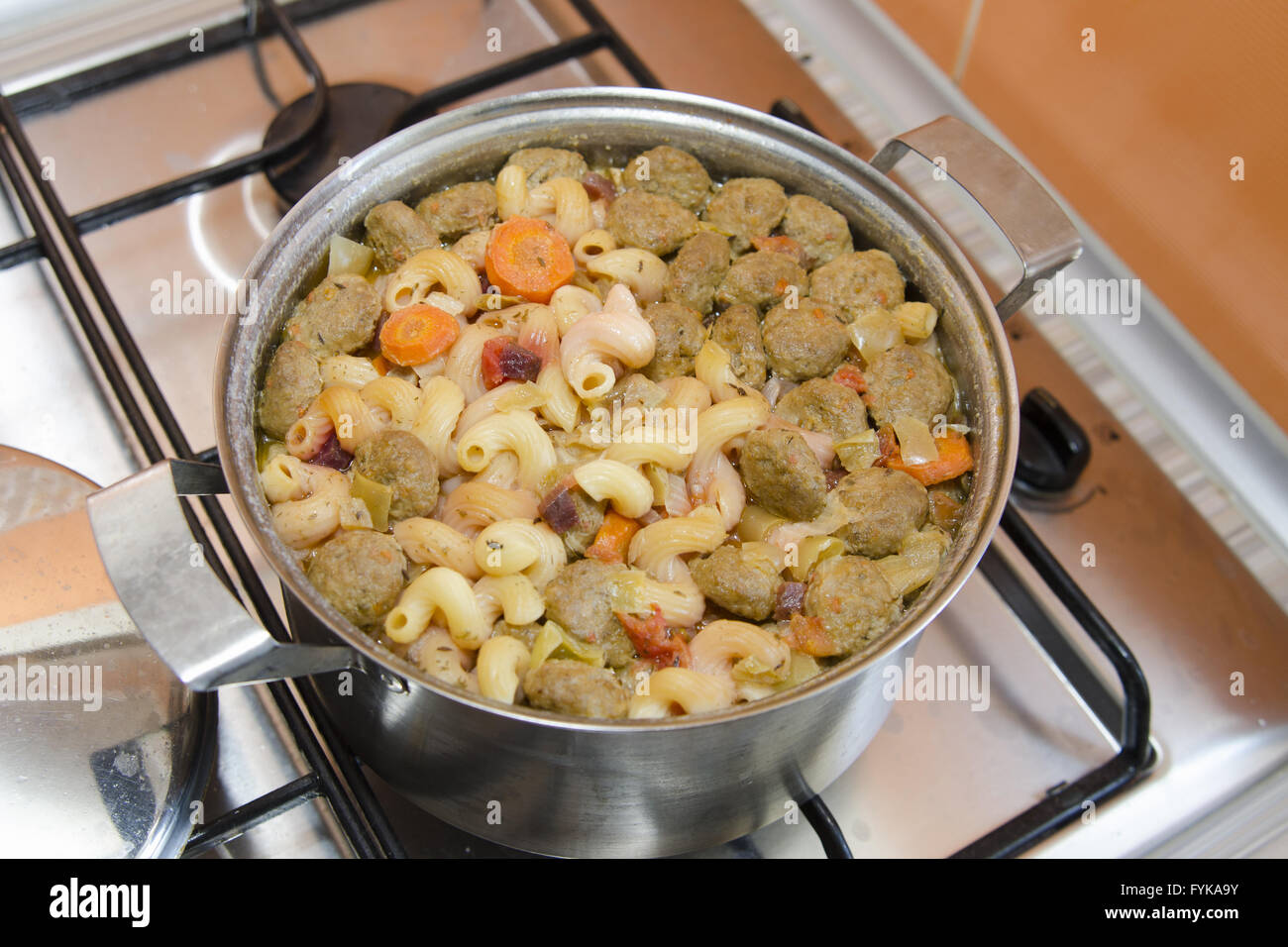 Casserole de soupe digérée et gonflé les pâtes se dresse sur une cuisinière à gaz Banque D'Images