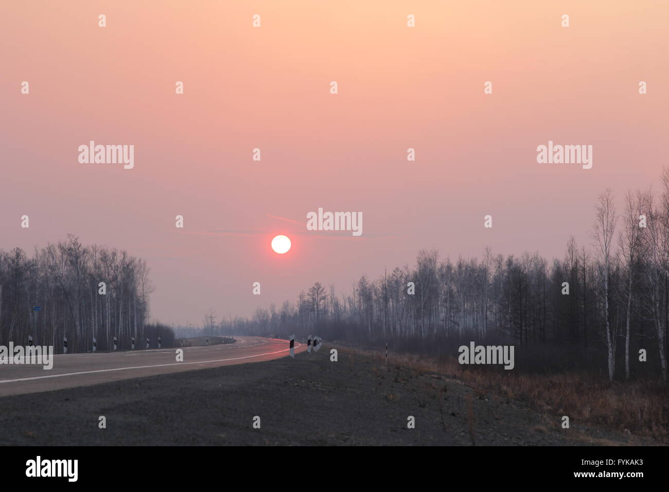 Route de la Sibérie en hiver coucher du soleil. Banque D'Images