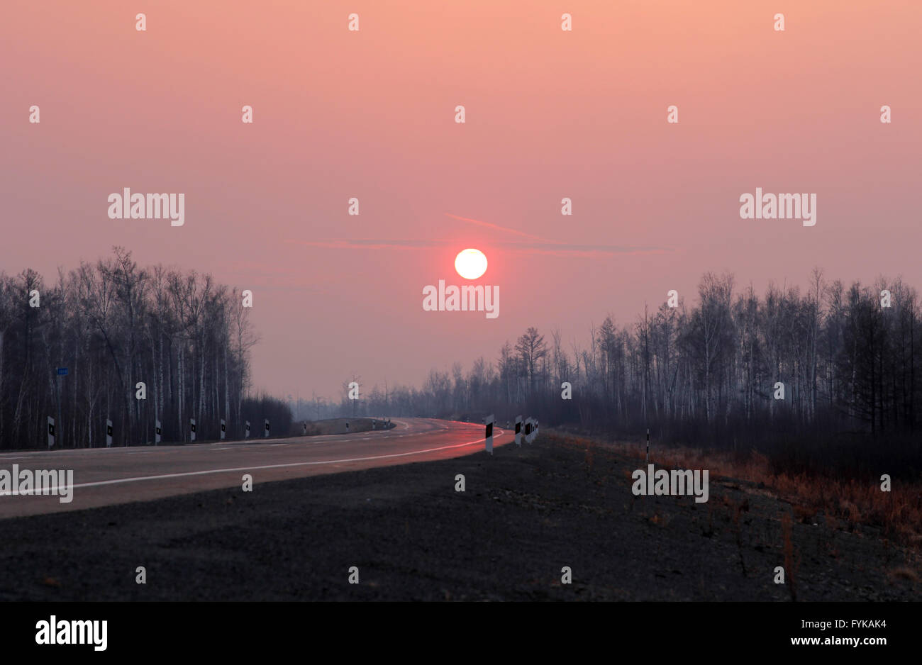 Route de la Sibérie en hiver coucher du soleil. Banque D'Images