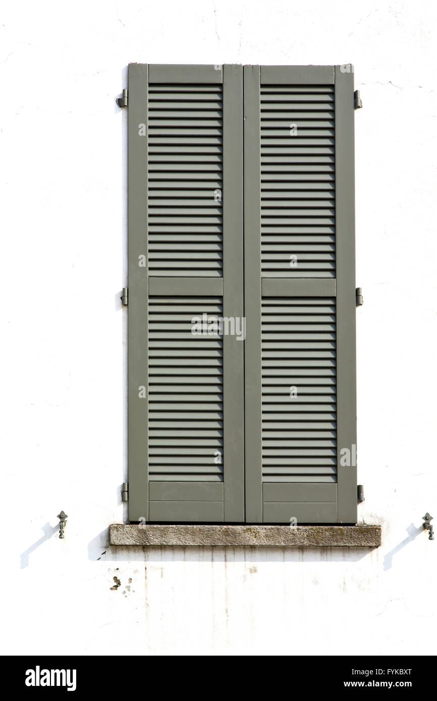 L'Europe de l'obturateur dans la Lombardie Italie milano vieille fenêtre fermée Banque D'Images