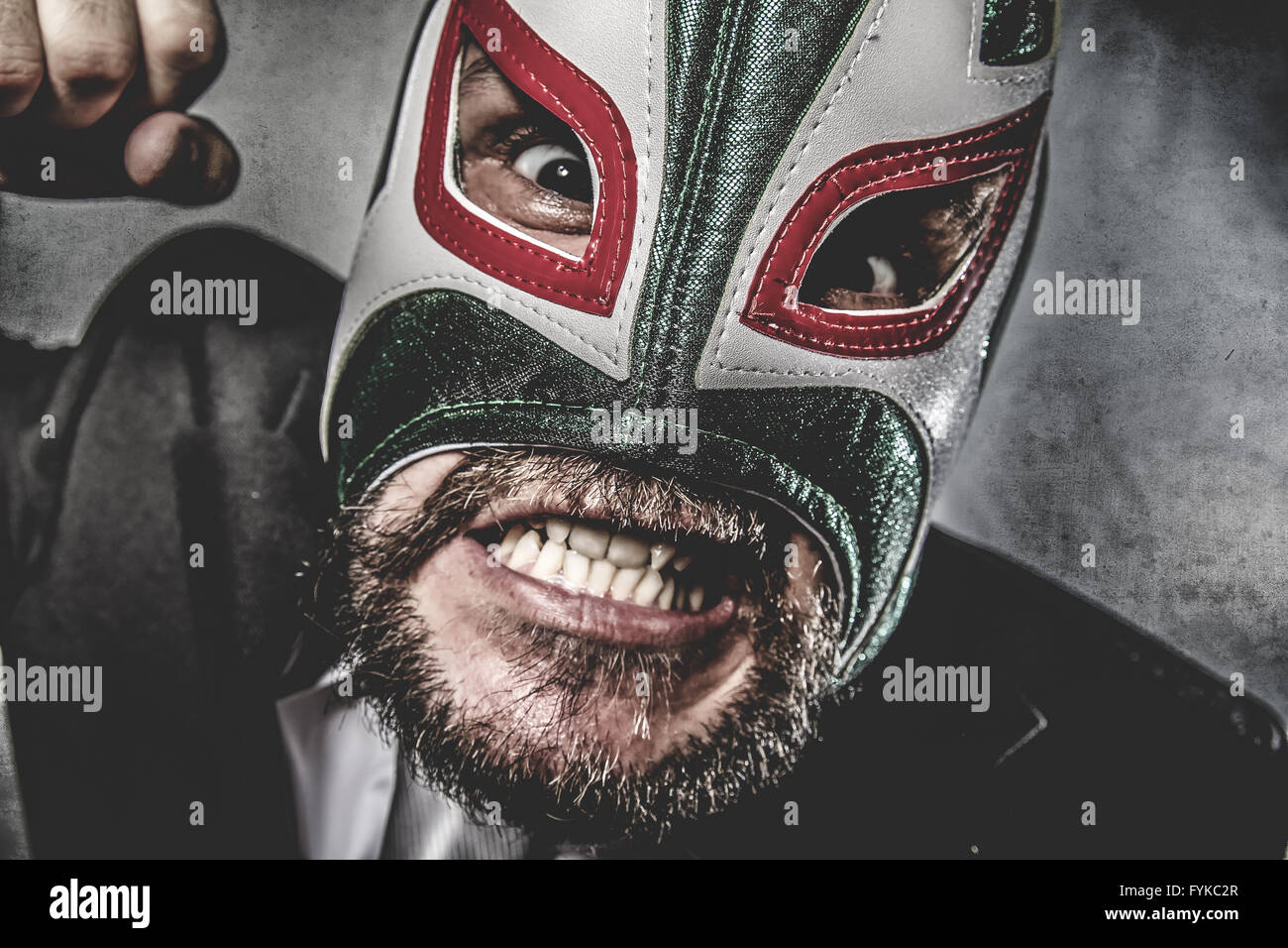 Businessman angry avec masque de catcheur mexicain Banque D'Images