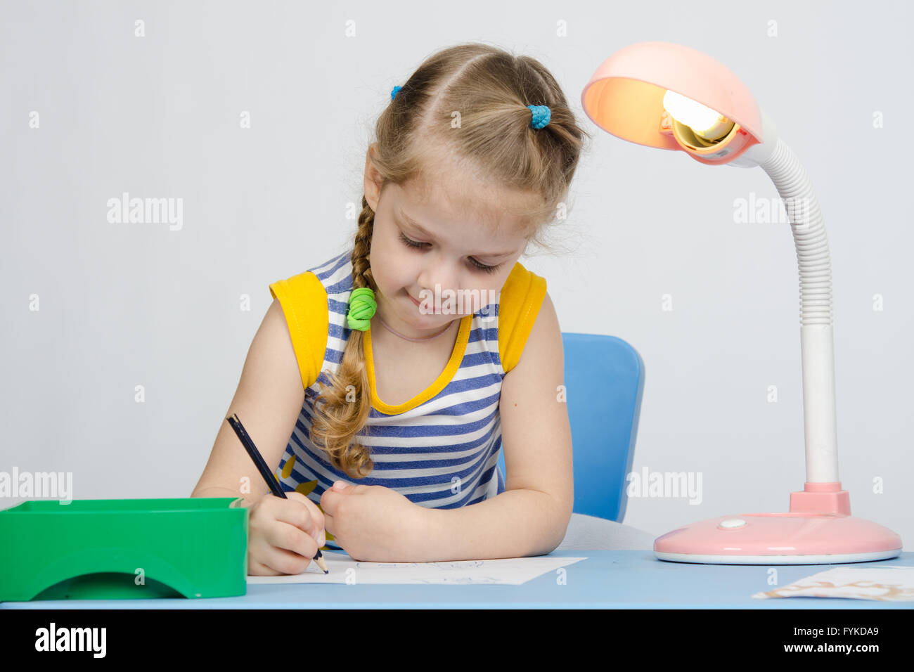 La fille aime à dessiner avec des crayons Banque D'Images