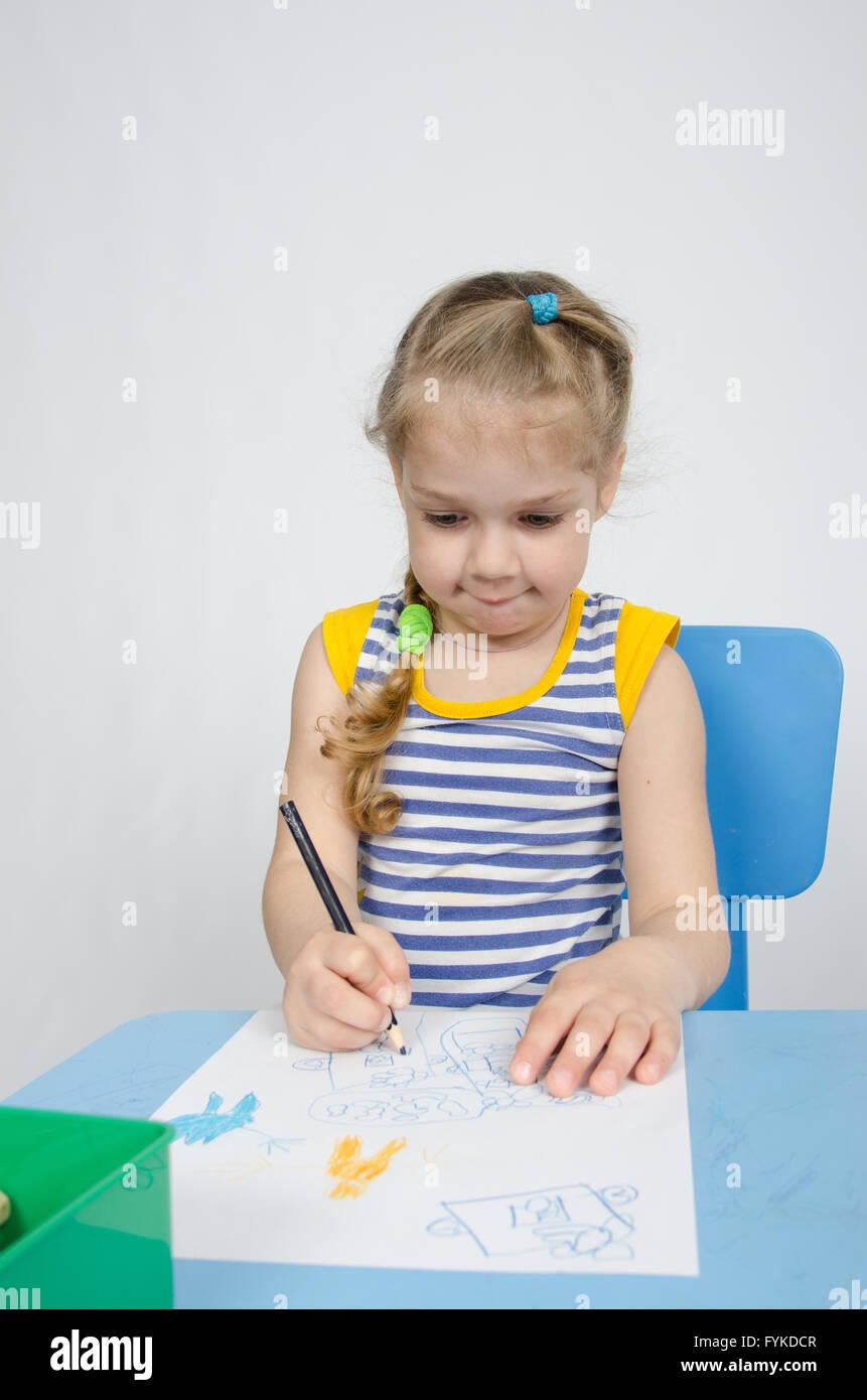 Fille de quatre ans s'inspire des crayons Banque D'Images