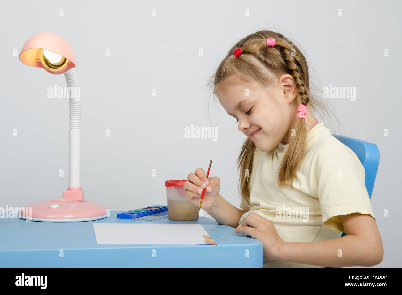 Dans une fille de six ans s'encres à dessin Banque D'Images