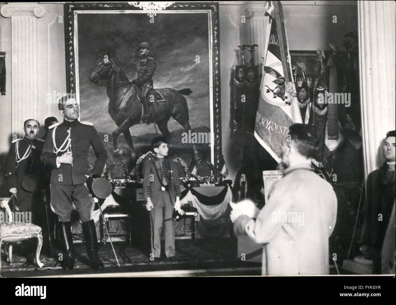 1963 - Young Peter a déjà un roulement. royal Il est photographié ici avec son père, Alexandre (qui a été tué par les Ustashis à Marseille plus tard) au cours d'une cérémonie officielle. Derrière le portrait du roi Alexandre le libérateur. © Keystone Photos USA/ZUMAPRESS.com/Alamy Live News Banque D'Images