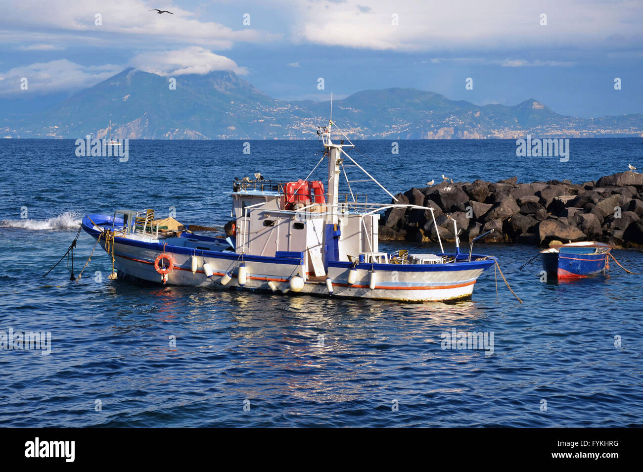 Le chalutier - bateau de pêche dans la mer Tyrrhénienne, Marechiaro, Italie - Campanie. Banque D'Images