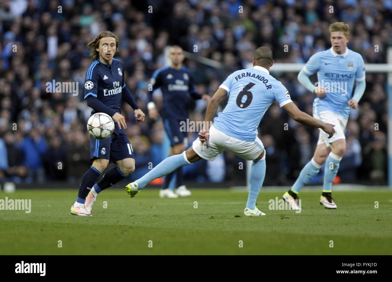 MANCHESTER, Angleterre - 26 avril : Luka Modric du Real Madrid en action pendant la demi finale de l'UEFA Champions League première étape entre Manchester City et le Real Madrid au stade Etihad, le 26 avril 2016 Manchester, Angleterre © Laurent Locevaphotos Lairys / agence / Alamy news Stock Banque D'Images