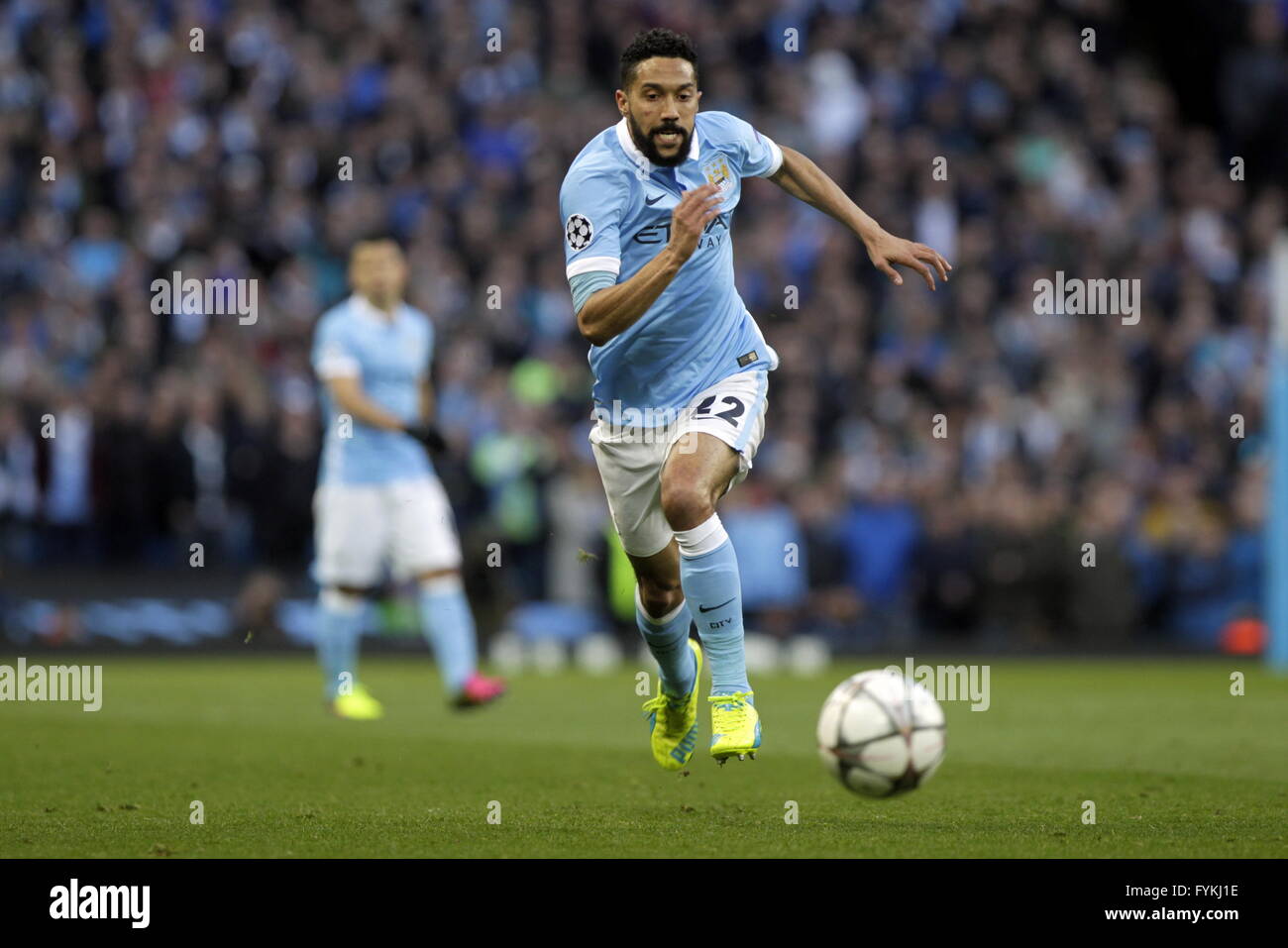 MANCHESTER, Angleterre, Gael Clichy de Manchester City en action pendant la demi finale de l'UEFA Champions League première étape entre Manchester City et le Real Madrid au stade Etihad, le 26 avril 2016 Manchester, Angleterre © Laurent Locevaphotos Lairys / agence / Alamy news Stock Banque D'Images