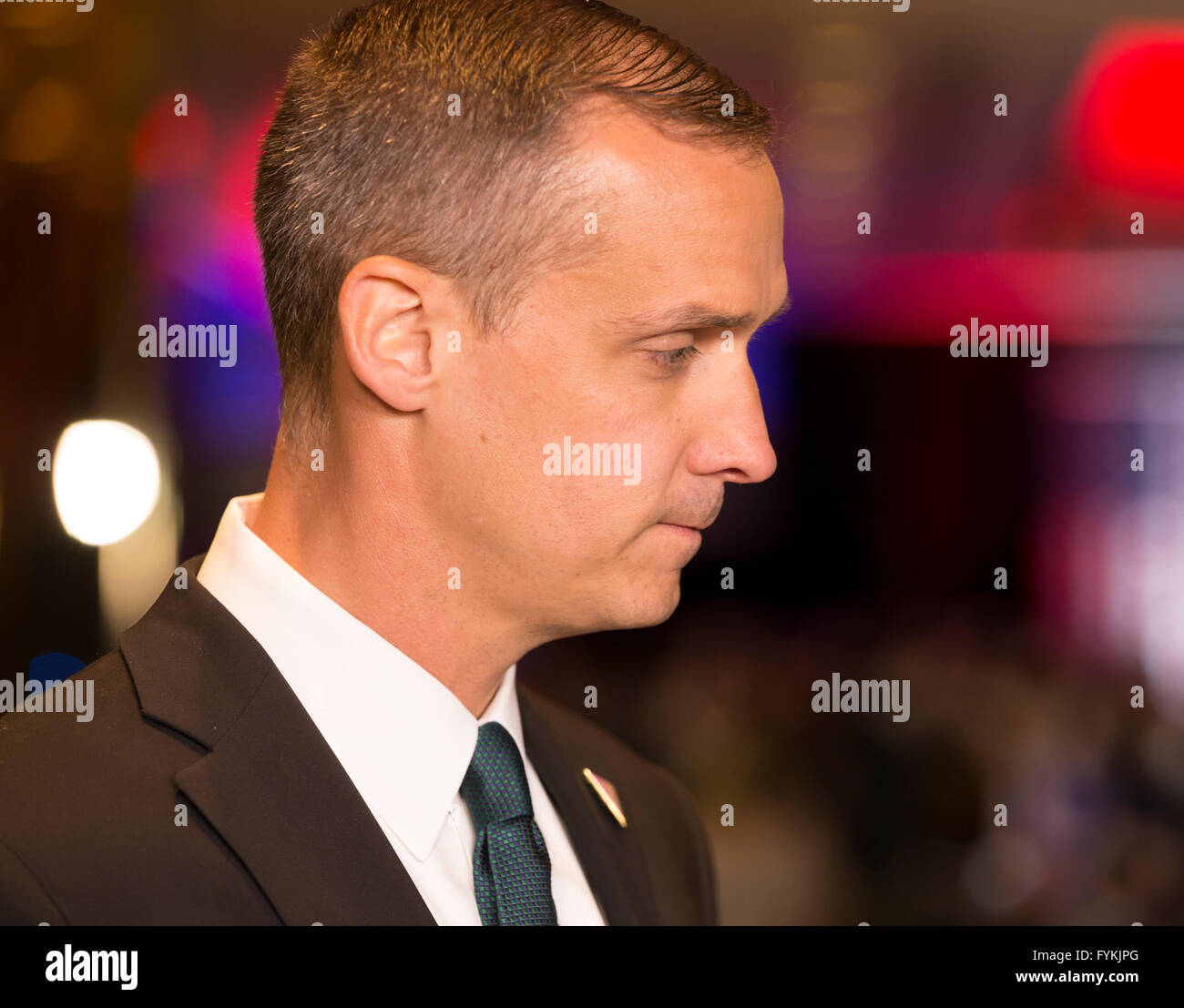 New York, NY USA - Le 26 avril 2016 : Corey Lewandowski assiste à l'atout de Donald discours lors de la célébration de la victoire après avoir remporté dans 5 États des États-Unis au primaire sur la 5e Avenue, Trump Tower Crédit : lev radin/Alamy Live News Banque D'Images