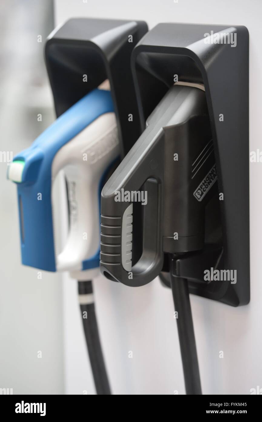 Une station-service de l'énergie pour les voitures électroniques sur un stand d'une foire de l'énergie, l'Allemagne, la ville de Hanovre, 25. Avril 2016. Photo : Frank May Banque D'Images