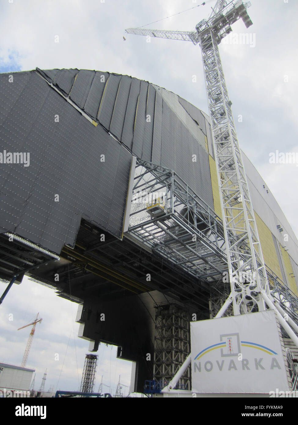 Une grue domine le confinement de sécurité en acier inoxydable cercueil qui mesure plus de 100 mètres de hauteur, pesant 30 000 tonnes à Tchernobyl, en Ukraine, 22 avril 2016. Le cercueil sera positionnée au-dessus du réacteur nucléaire endommagé nr. 4 de la centrale nucléaire de Tchernobyl de 2017, pour les 100 prochaines années. Photo : Andreas Stein/dpa Banque D'Images