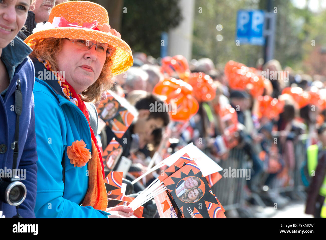 Zwolle, 27-04-2016 public et la police SM le Roi Willem-Alexander, SM la Reine Maxima, la princesse Amalia, La Princesse Alexia, La Princesse Ariane et à d'autres membres de la famille Royale Néerlandaise assiste à la célébration de ( Koningsdag )de la fête du Roi à Zwolle PRE/Albert Nieboer/Pays-Bas OUT Banque D'Images