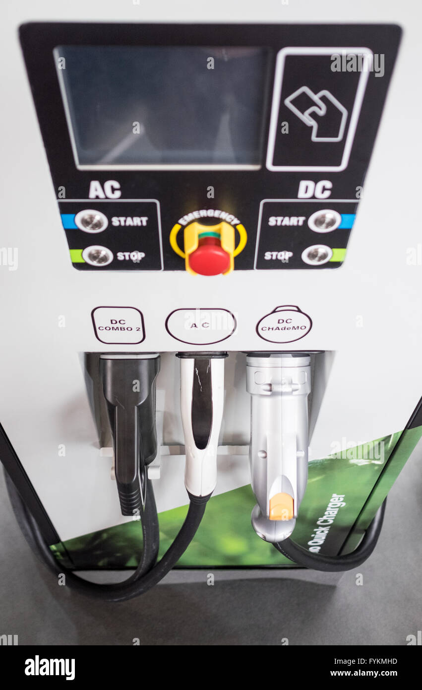 Le Trio Chargeur rapide par la société Swarco avec les connecteurs DC Combo 2 (L-R), AC, DC CHAdeMO pour les véhicules électriques, vu à la Hannover Messe industrial technology trade fair à Hanovre, Allemagne, 27 avril 2016. Photo : afp/SPATA OLE Banque D'Images