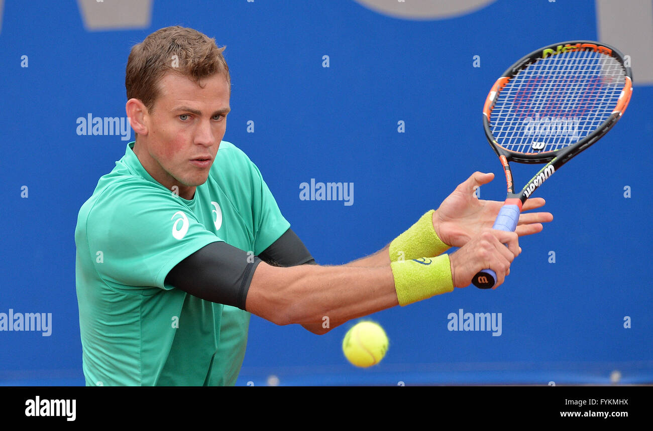 Munich, Allemagne. Apr 27, 2016. Canada's Vasek Pospisil en action contre l'Allemagne est Jan-Lennard Struff (invisible) au tournoi de tennis ATP à Munich, Allemagne, 27 avril 2016. Photo : ANGELIKA WARMUTH/dpa/Alamy Live News Banque D'Images