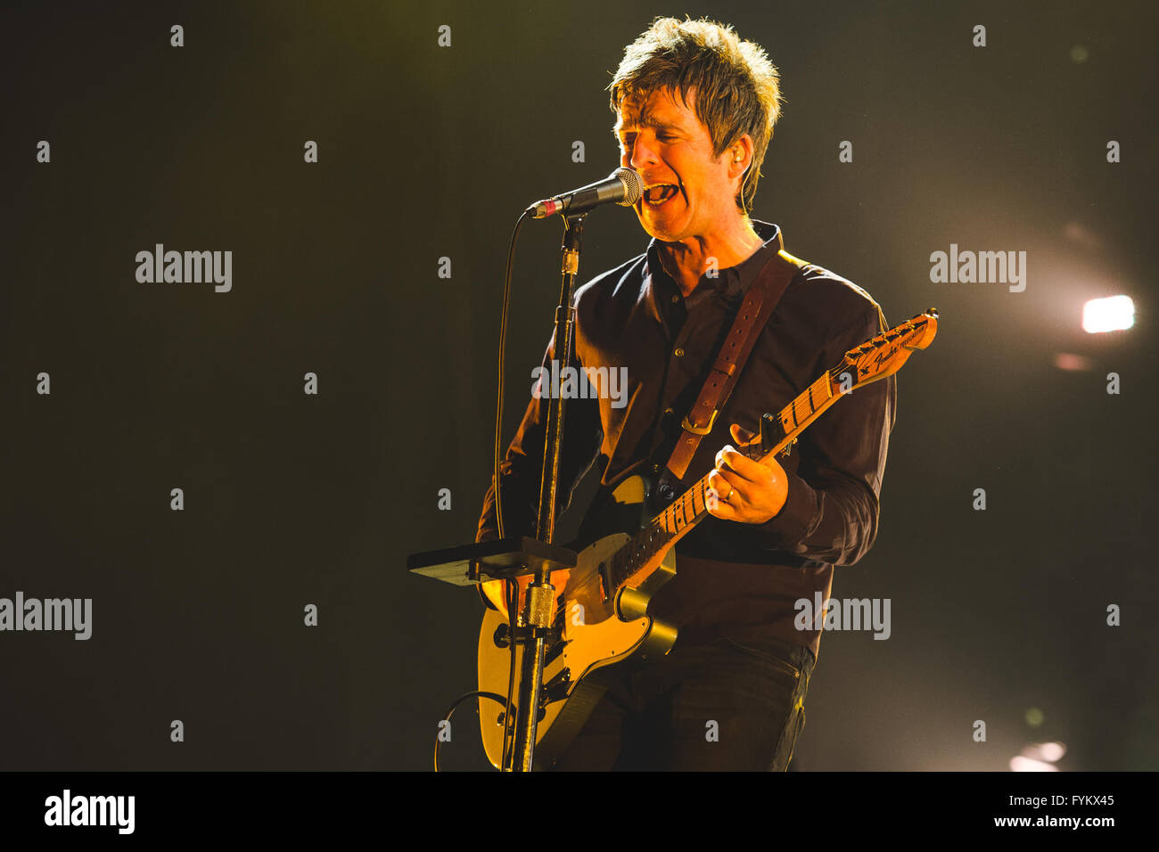 Leeds, UK. 27 avril, 2016. Noel Gallagher en prestation au Leeds Arena avec son groupe, "Noel Gallagher's High Flying Birds', sur leur tournée BRITANNIQUE 2016 Credit : Myles Wright/ZUMA/Alamy Fil Live News Banque D'Images