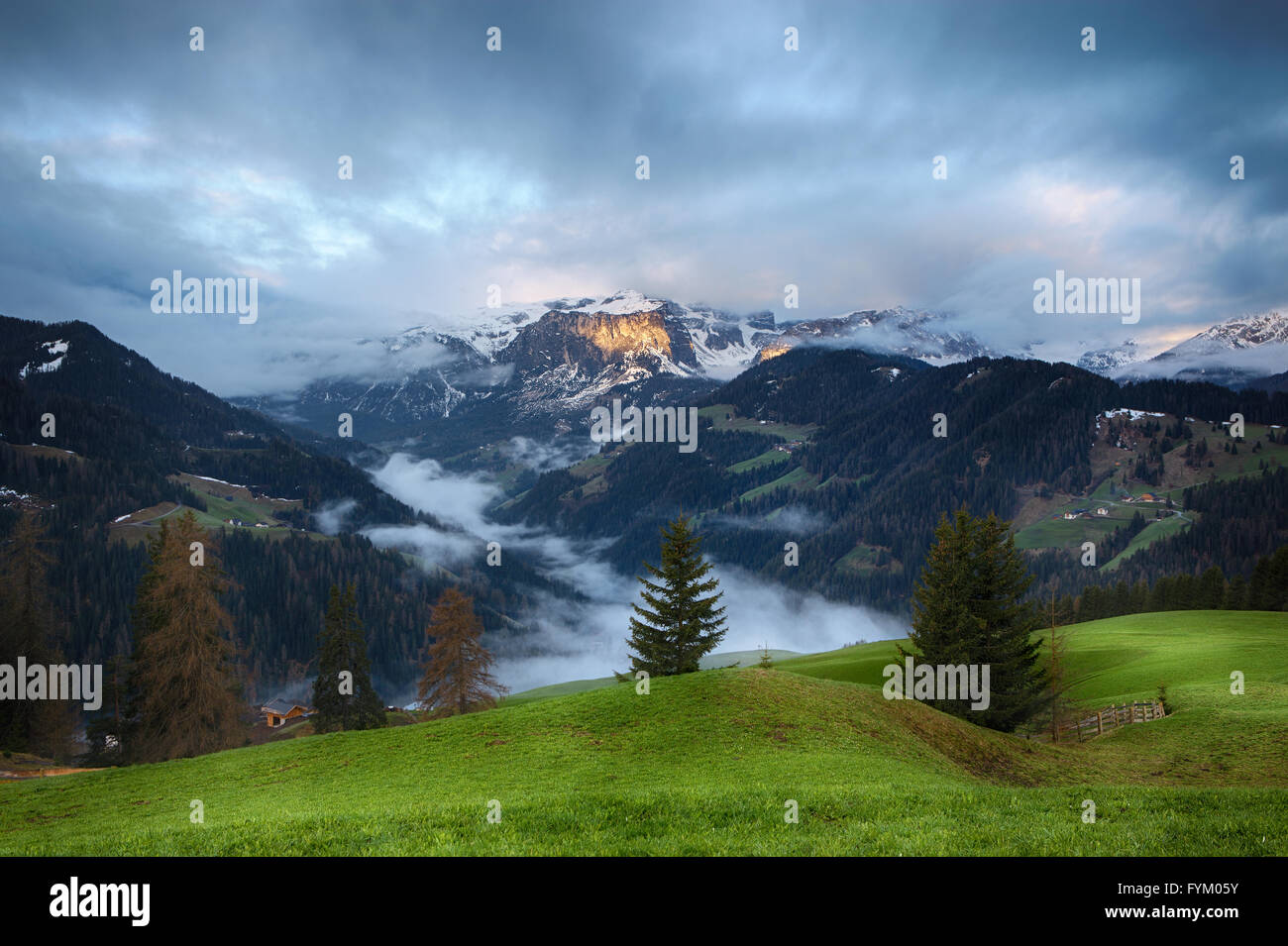 Nuageux aube sur Dolomites Banque D'Images