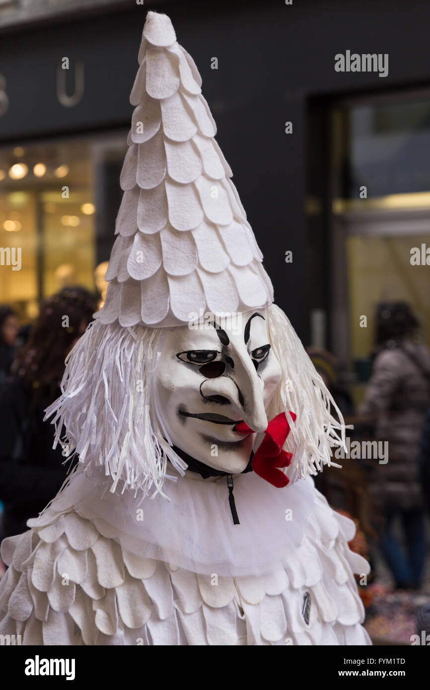 Fermer la vue sur un seul participant du carnaval de Bâle 2016 dans un costume de clown blanc. Banque D'Images
