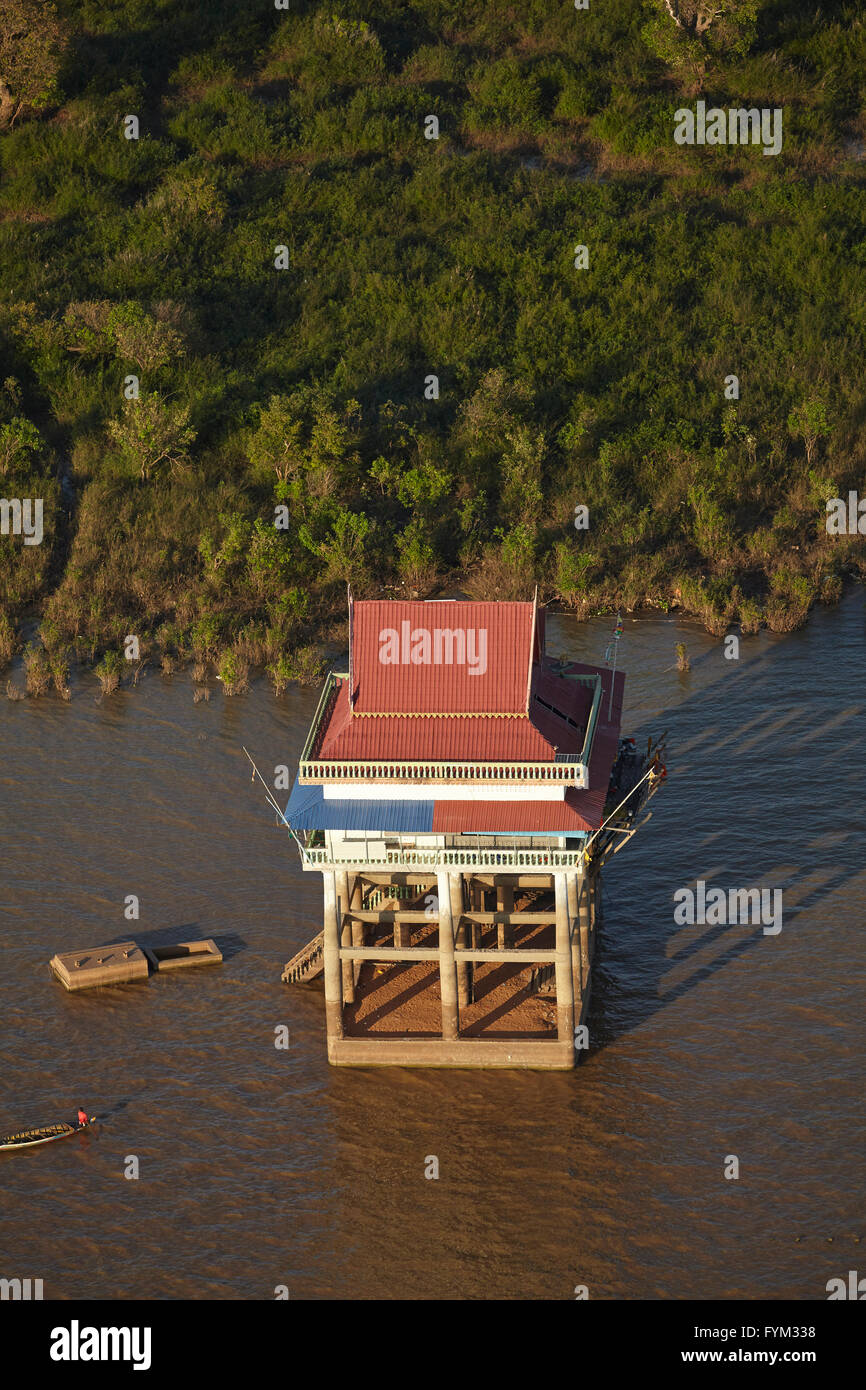 Temple sur pilotis, lac Tonlé Sap, près de Siem Reap, Cambodge - vue aérienne Banque D'Images