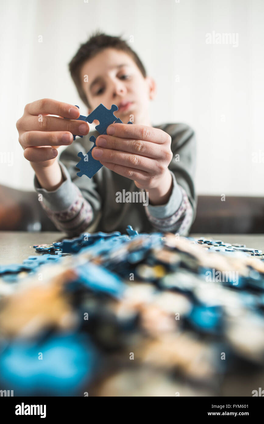 Enfant et casse-tête. Casse-têtes de pieux Banque D'Images