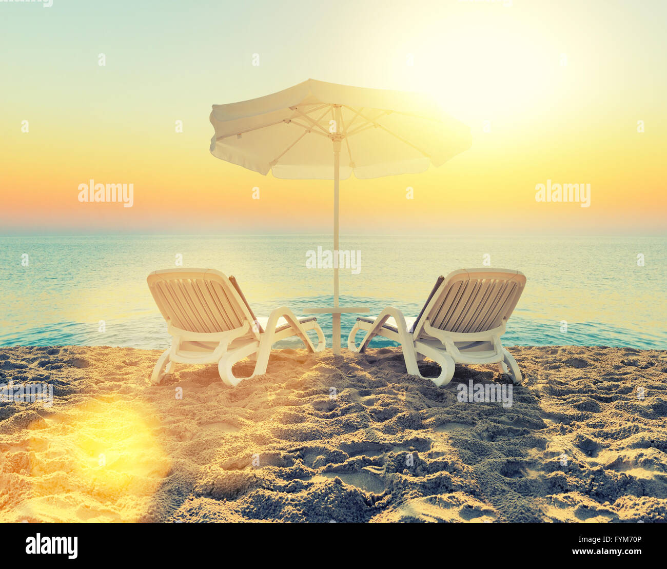 Chaise de Plage et parasol sur la plage de sable blanc Banque D'Images