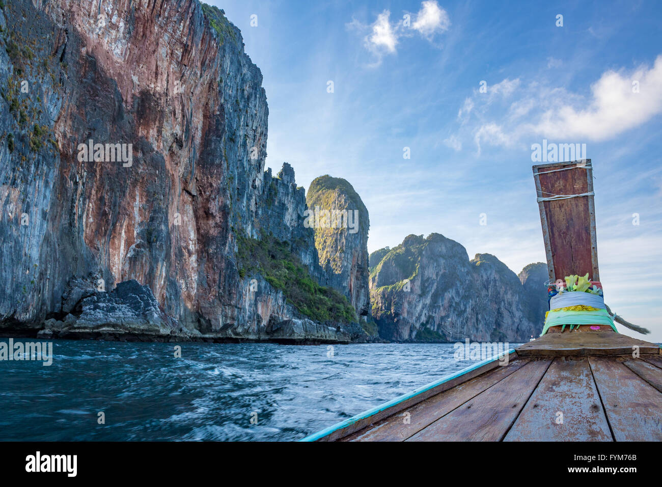 Thaïlande Krabi les îles Phi Phi Phi Phi Leh transparente des falaises rocheuses Banque D'Images