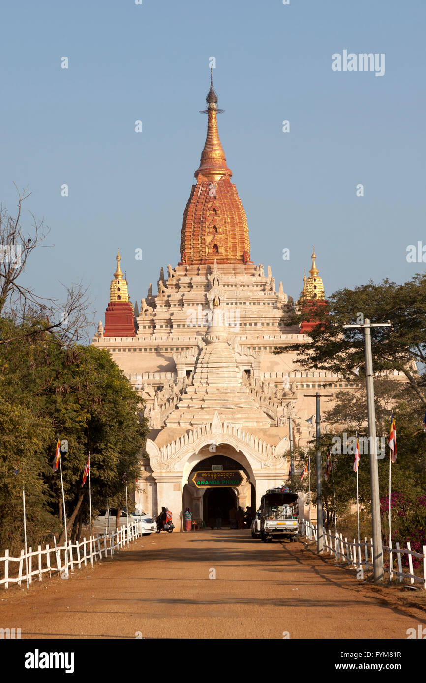 L'entrée sud de la Pahto Ananda, à Old Bagan (Myanmar) avec son maïs indien haut en forme d'oreille. Banque D'Images
